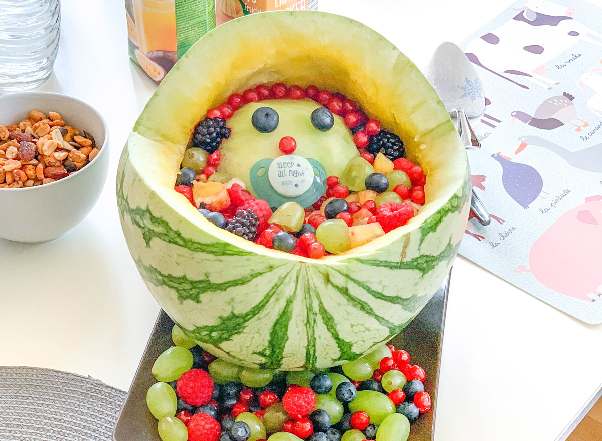 Melonenbaby für die Babyparty /Obstsalat im Kinderwagen