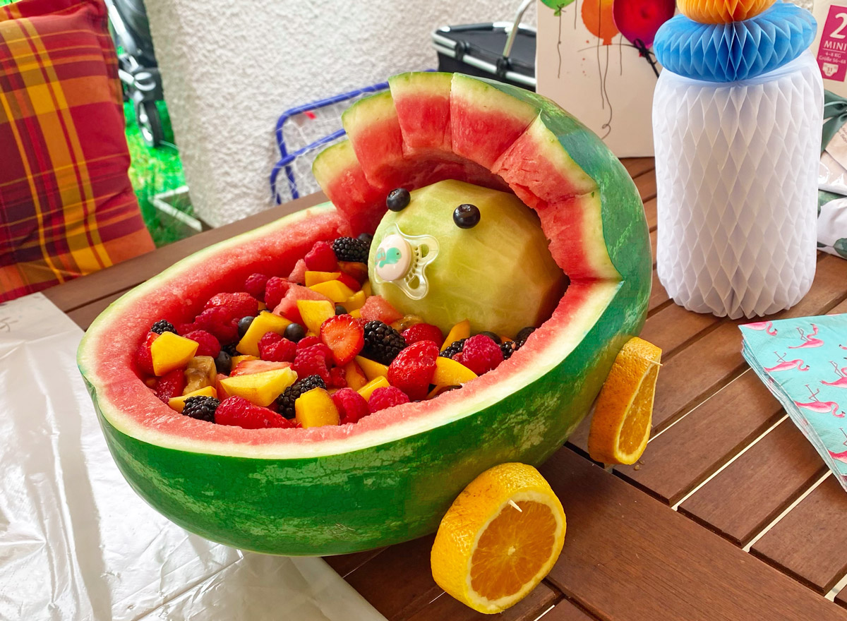 Babyparty Idee: Das süße Melonenbaby ist ein Hingucker auf jeder Babyshower